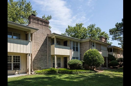 Reviews &amp; Prices for Lexington on the Green Apartment