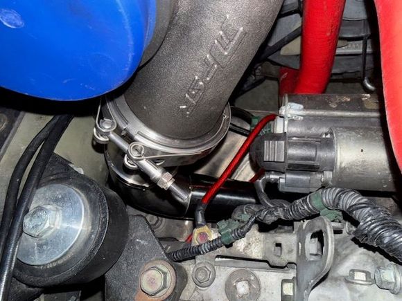 This is the manifold connected to the turbo, plenty of space away from the starter.
