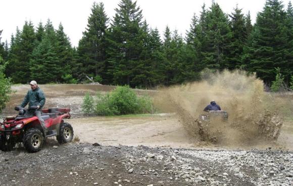 mat playing in the mud- beergut spitting out some mud :/