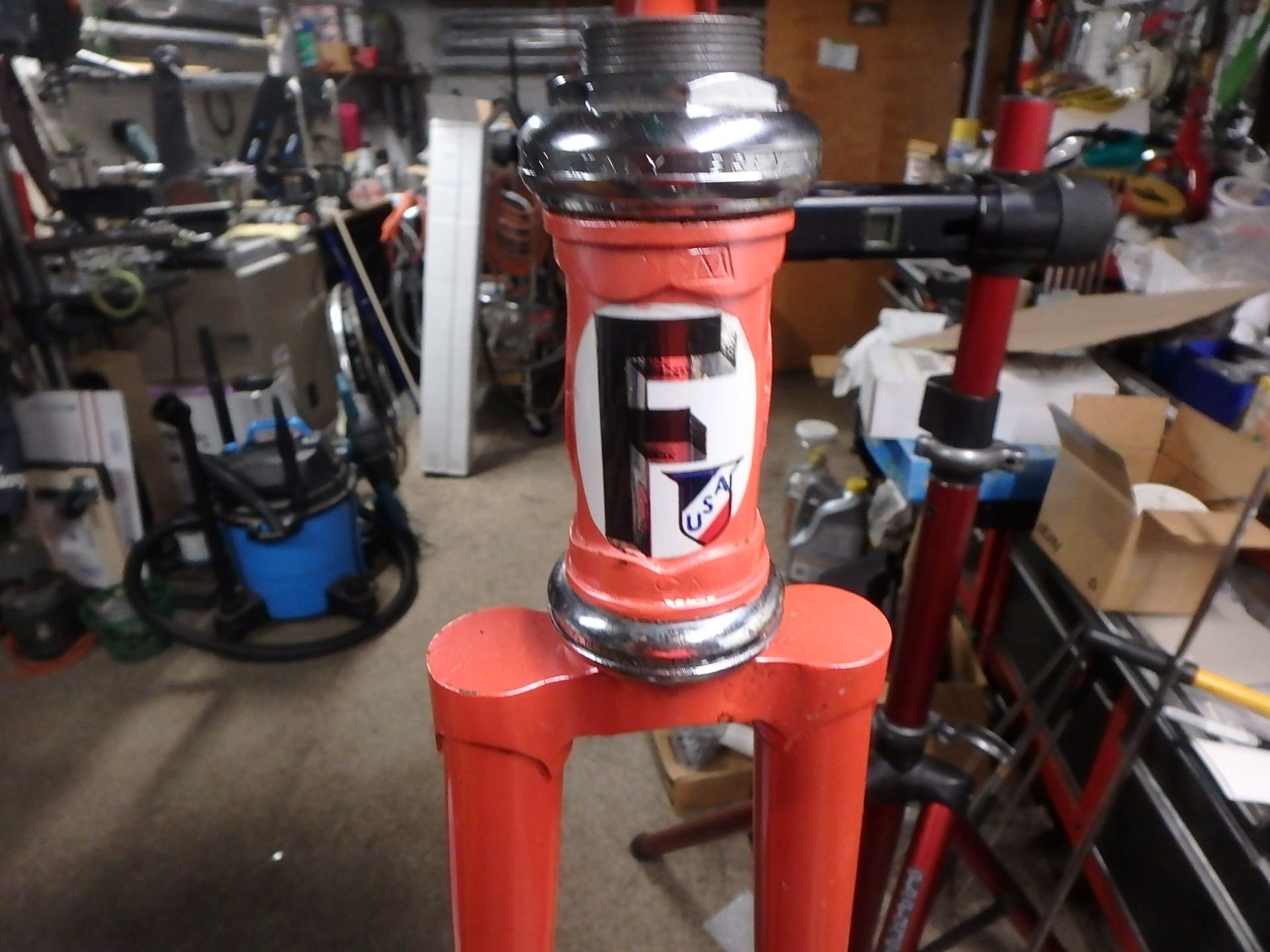 I'm not recognizing this headbadge. Single foil circle with the F and the USA chevron.