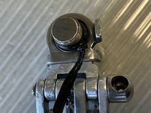 yes it has that adapter plate!