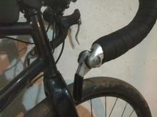 I ended up changing the Ultegra 6603 triple shifters for these Dura-Ace 10s bar ends. The initial idea was actually use these, but I didn't have them and I already had the STI's. Later I got these really cheap and sold the STI's for much more money than I paid on these barends lol. I think barends are overall more reliable for a bike that may go on long travels, and it can be used in un-indexed mode if I ever have to use 8, 9 or 11 speed for some reason.