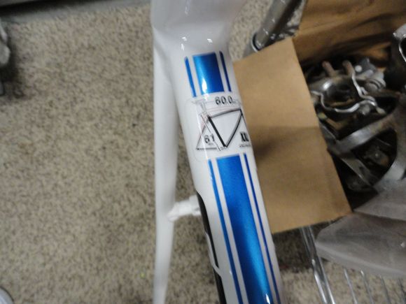 Sizing sticker that suggests 60 cm size.