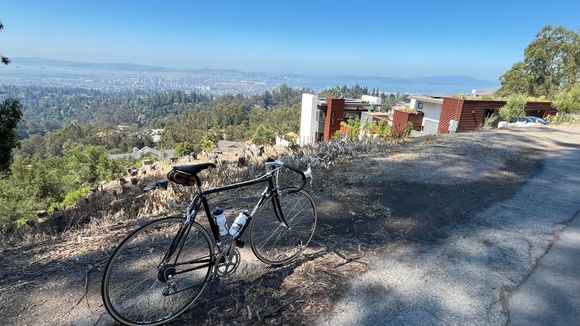 After the Tunnel Rd climb, I followed the ridge line toward Oakland. Leonard Zinn was a physics professor at Univ University of Colorado when he decided to start building bike frames so I figured this was a good place to stop for a photo.
