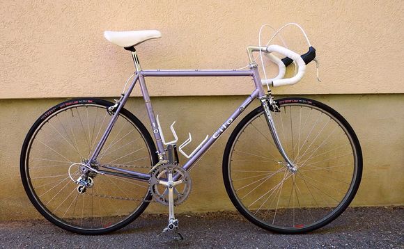 Found this white saddle in the parts cabinet.  Forgot I had it and it's a better look than the Fizik on this. This is a 10 footer bike. 