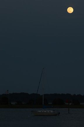
Tonight's moonrise, pretty much a straight up exposure.

Nikon D7000 70-200 at 116mm ISO 200 f 6.3 1/80