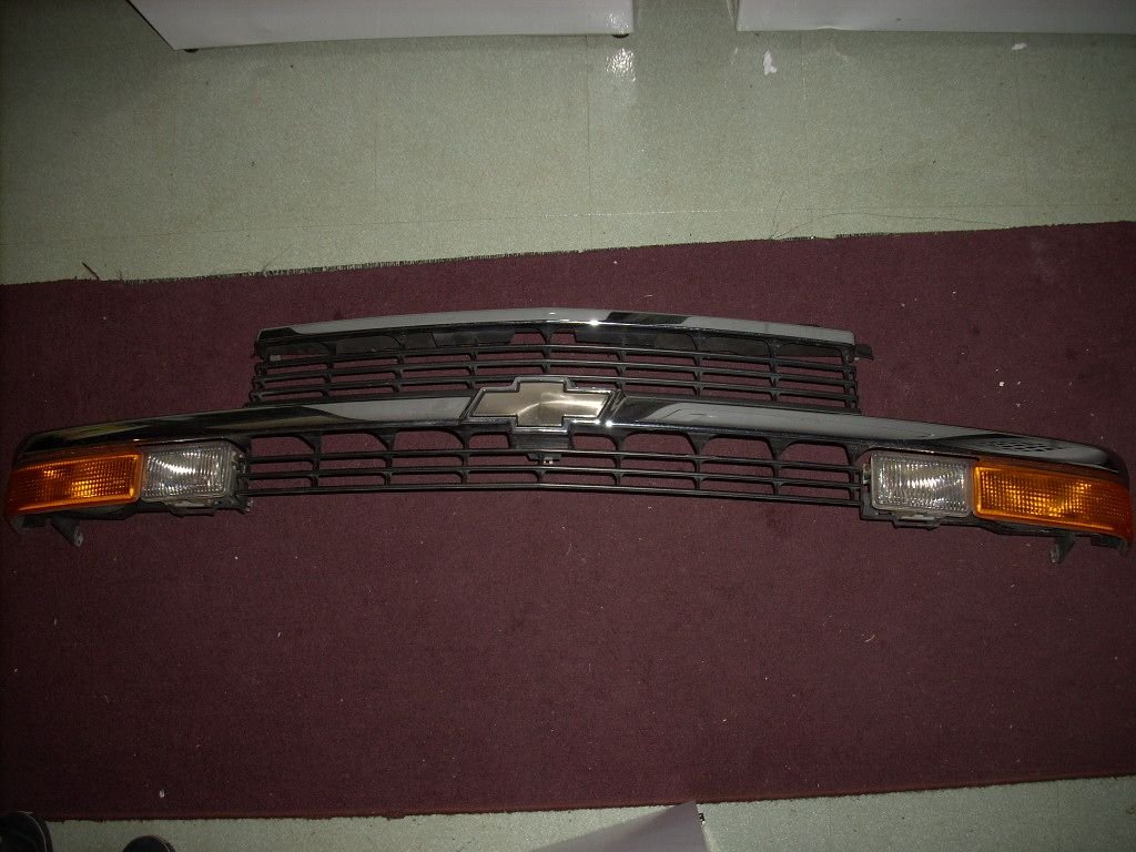 Exterior Body Parts - TEST LISTING - 98 Blazer front Grille with signal/fog lights - Used - 1998 to 2000 Chevrolet Blazer - United Arab Emirates