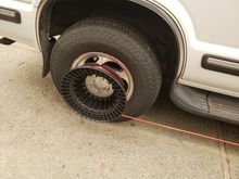 The winch on the wheel. There is an identical one on the other side.
