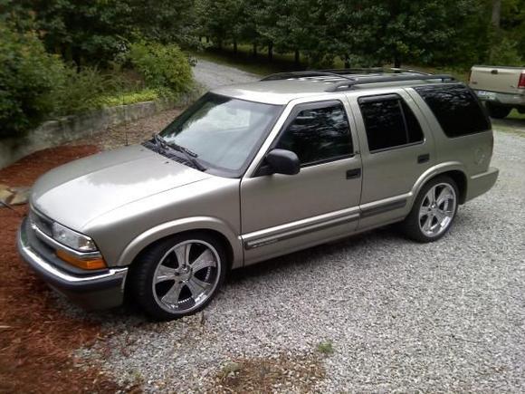 heres my 2000 blazer the right side is kinda dinged up, i didint do it the guy who had it before me did