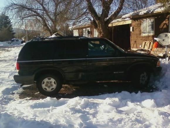 the 4X4 doesnt work yet. i hear the solenoid trying to put it in four wheel but it doesnt truly go in four wheel at all. and yes she does have 4 completely different tires that will be fixed along with shocks and a full engine check in a few days..