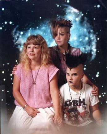 http://awkwardfamilyphotos.com