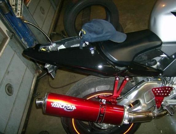 In this pic, the exhaust has also been powdercoated by myself