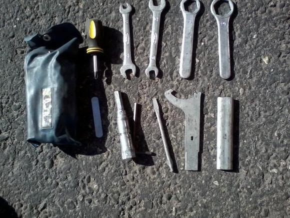 f2 toolkit , tool kit , at least what survived/added in 17 yrs.
8,10,12,14,22(i think),27 wrences, an allen key, allen/spark tool, .7 gap tool, preload adjuster, extension.