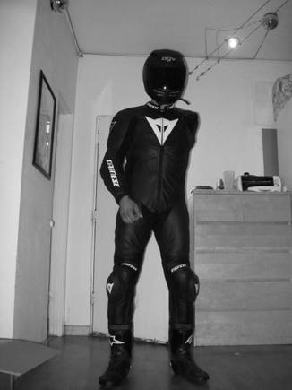 Dainese Laguna Seca 1 piece, AGV helmet, Alpinestars Supertech boots, Held Phantom gloves (in exchange process, wrong size). Under the suit is a Knox Armor Gilet Air.
