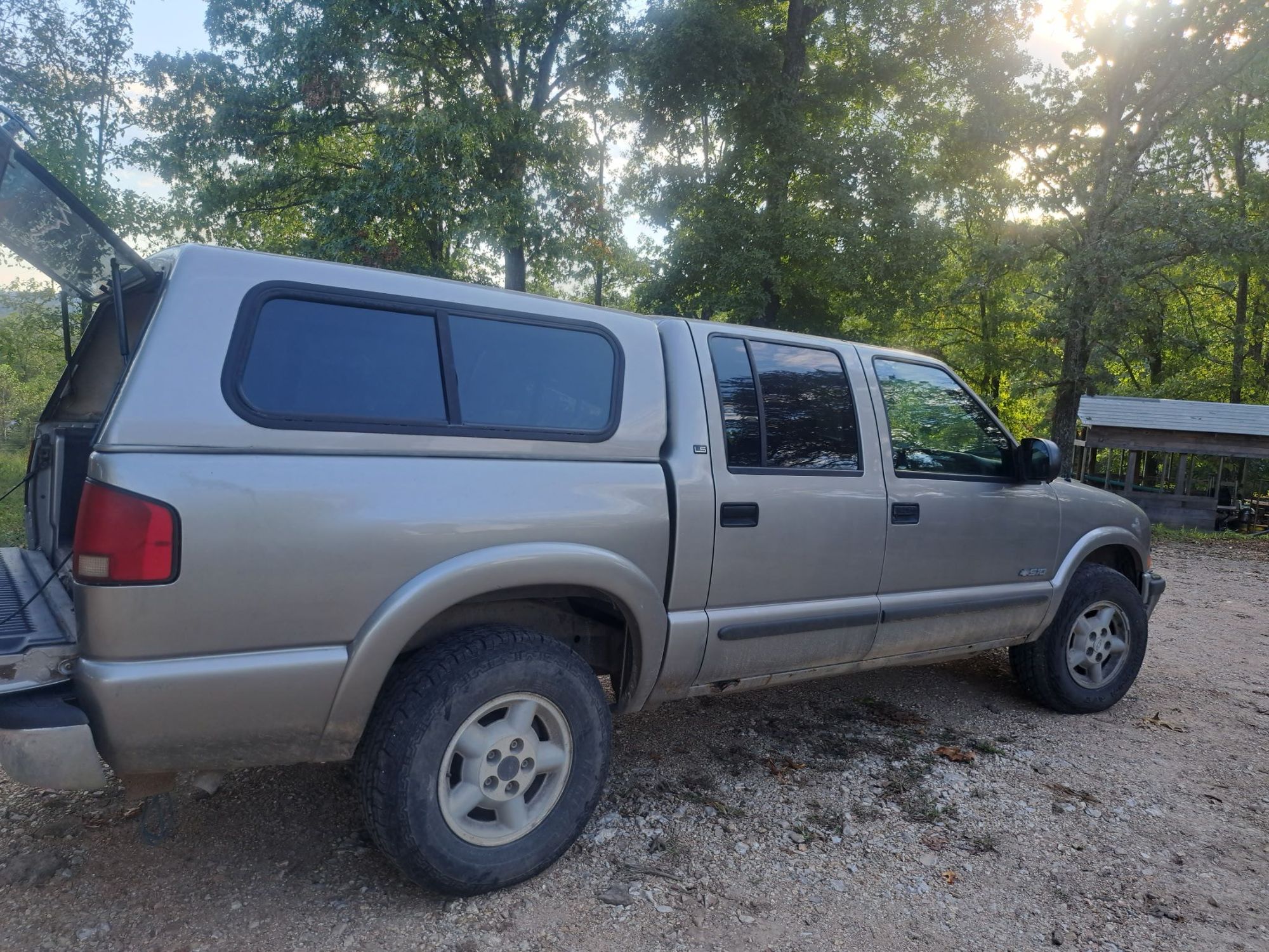 Exterior Body Parts - Camper shell - Used - 2002 Chevrolet S10 - Omaha, AR 72662, United States