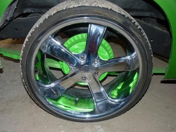 20 inch on the back and I have 18's on the front....