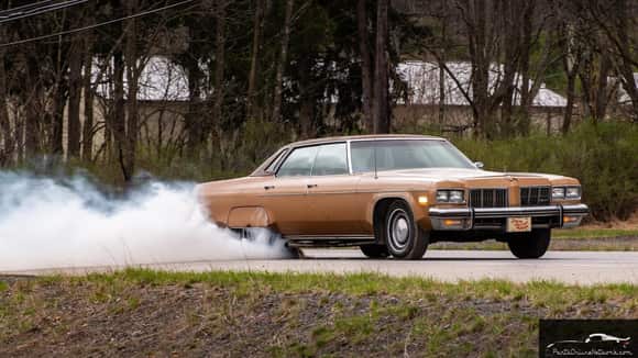 This car can do a rolling one wheel burnout forever