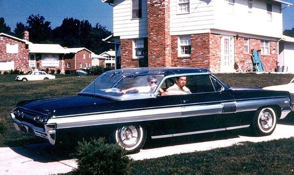 I can’t find any info on this car, but thought it was cool nonetheless. Is that glass top a photoshop, home built, a factory one- off or??? Anybody have any info on this? Please no crying like in the ‘62 Starfire pick-up thread that went south