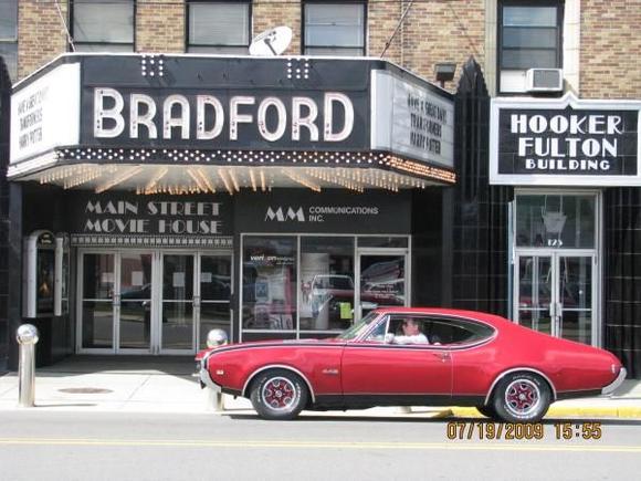 another wonderful stop on our way home to Ontario.  THIS is Bradford, PA.
Try finding THIS theatre in Bradford Ontario!!