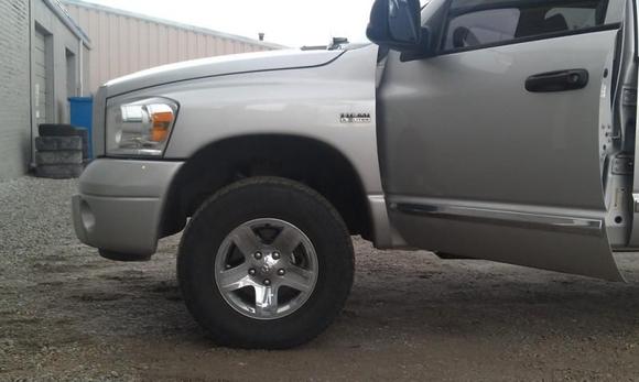 HSB 2.5" leveling kit installed.