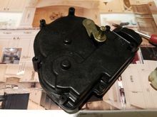 Electric truck actuator assembly with the lock latch
