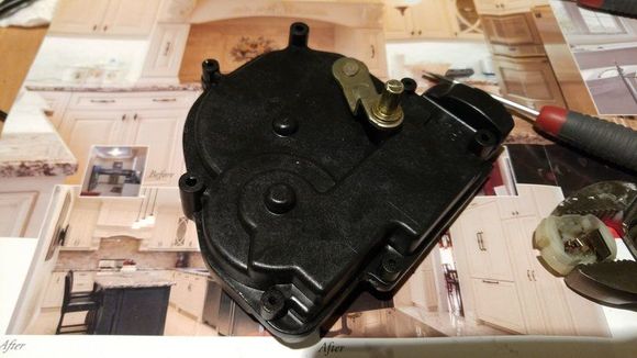 Electric truck actuator assembly with the lock latch