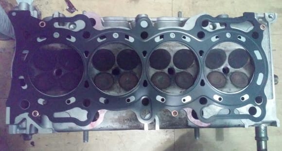 Honda CRV B20Z1/PPA-2 DOHC nonvtec cylinder head with a F22B2 SOHC head gasket for comparison. So seems it can bolt up, but they red marked areas show that oil ports & drains will be concerns. But i still need to compare other head gaskets and also to my F22 block this as far as i got for now...