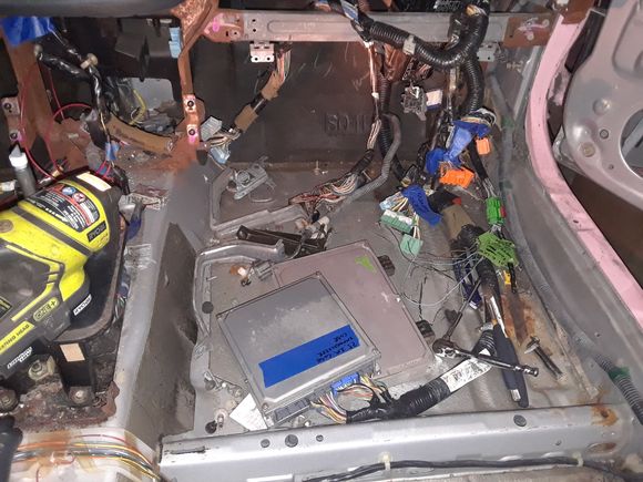 Both ecu's... confused on a few wires on my harness' that dont match the diagram 🤔... if anyone could help mucho appreciation my wife and myself would certainly give ... thanks in advance...