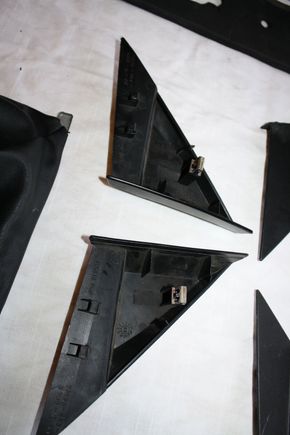 2 lower clips are broke. 