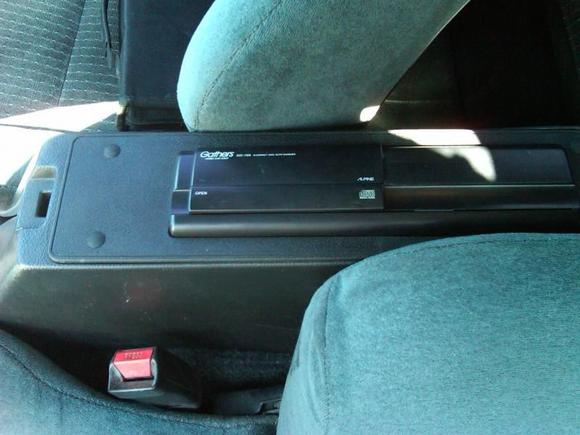 Honda Access Gathers GZC-7108 6 Disc CD changer
JDM EG6/9 Long armrest with CD changer mount