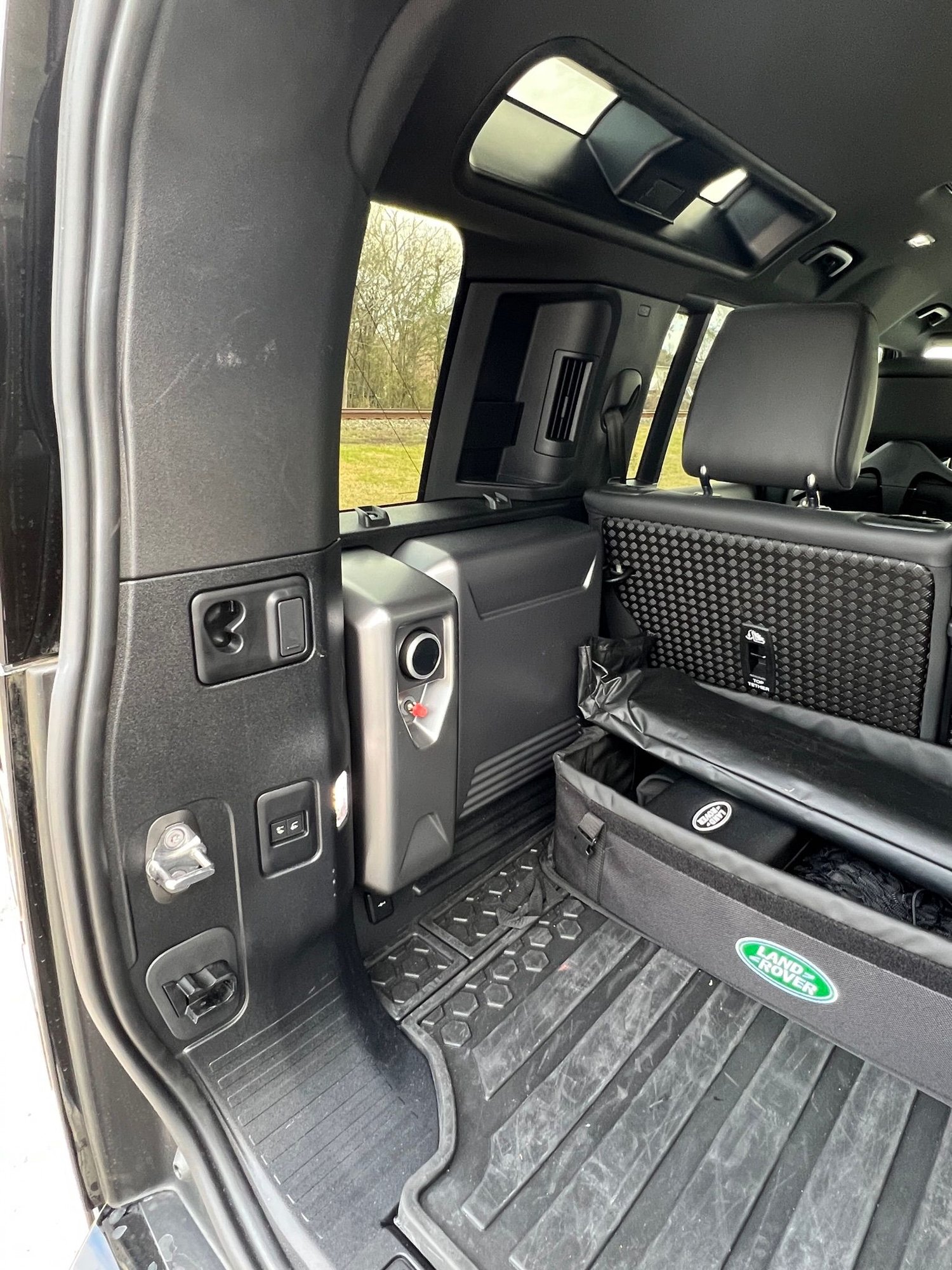 2022 Land Rover Defender - 2022 Land Rover Defender BOND Edition - Used - VIN SALEWERE2N2097531 - 2,250 Miles - 8 cyl - 4WD - Automatic - SUV - Black - Houston, TX 77005, United States