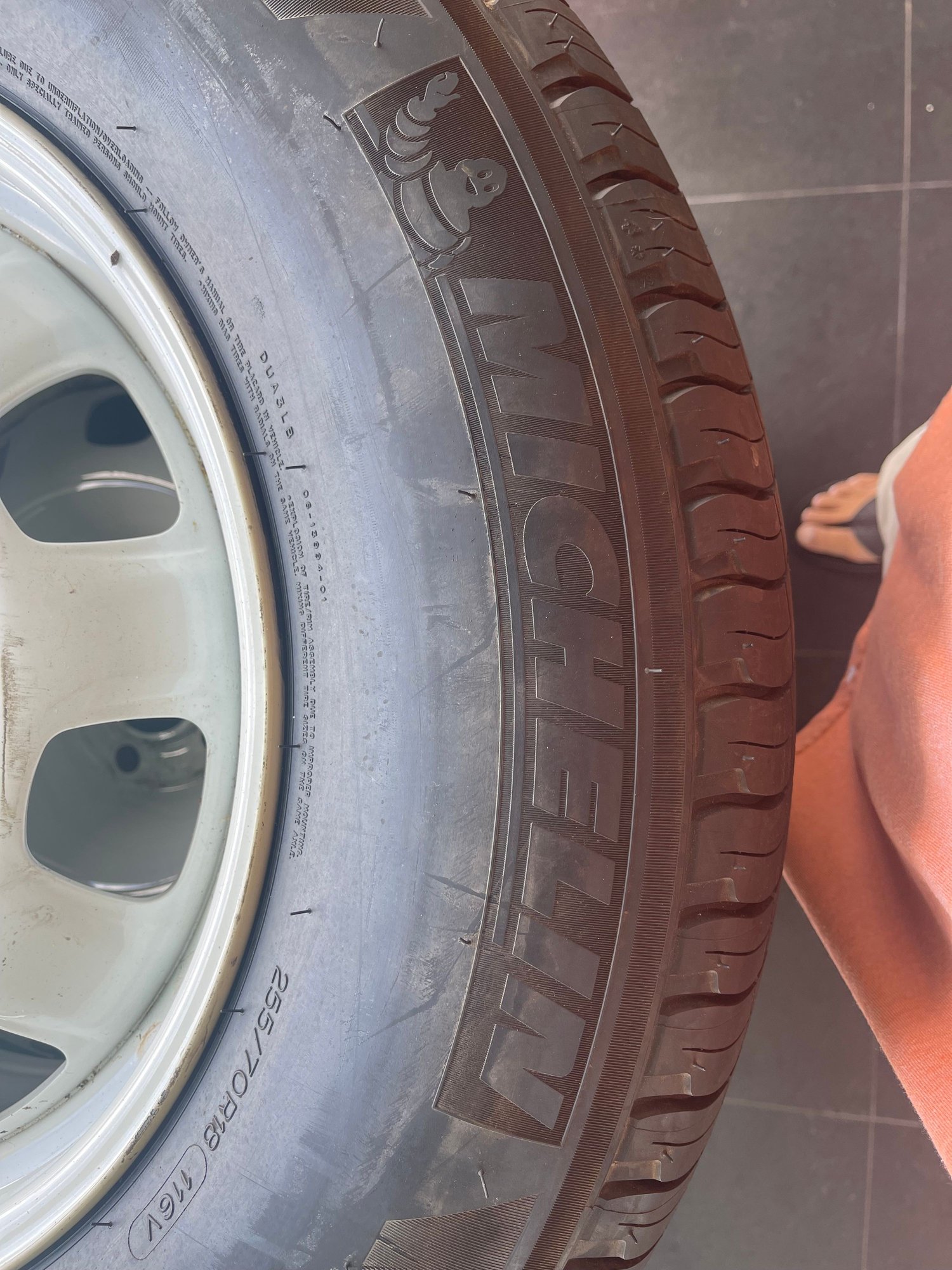 Drivetrain - 5 white steel wheels with Michelin tires,lug nuts and center caps - Used - 2020 to 2024 Land Rover Defender 110 - Miramar, FL 33023, United States
