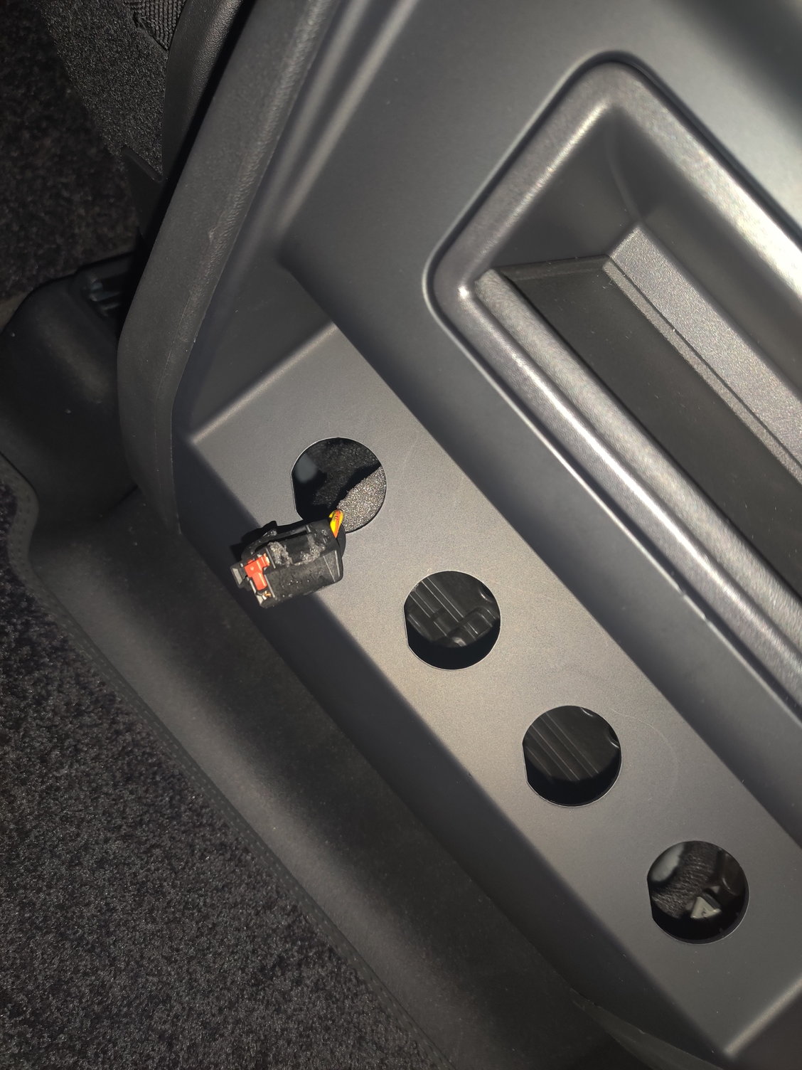 Back Seat USB-C Ports - BMW i Forums