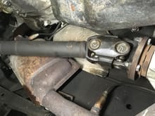 I think this is an aftermarket front driveshaft? I’m not sure what they look like as this is my first disco. It has long grease zerts on the u joints.
