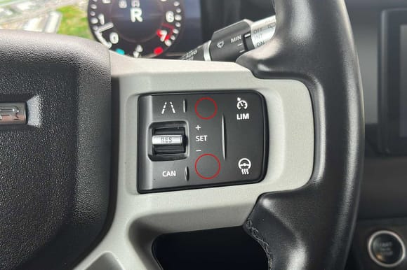 Steering wheel without Adaptive Cruise Control (no follow distance icons).