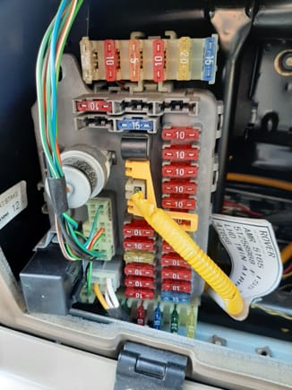 Fusebox satellite with 30 Amp fuse for electric sunroofs