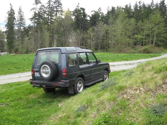 Love this rover, lots of new parts
Jump seats in rear, fifth tire