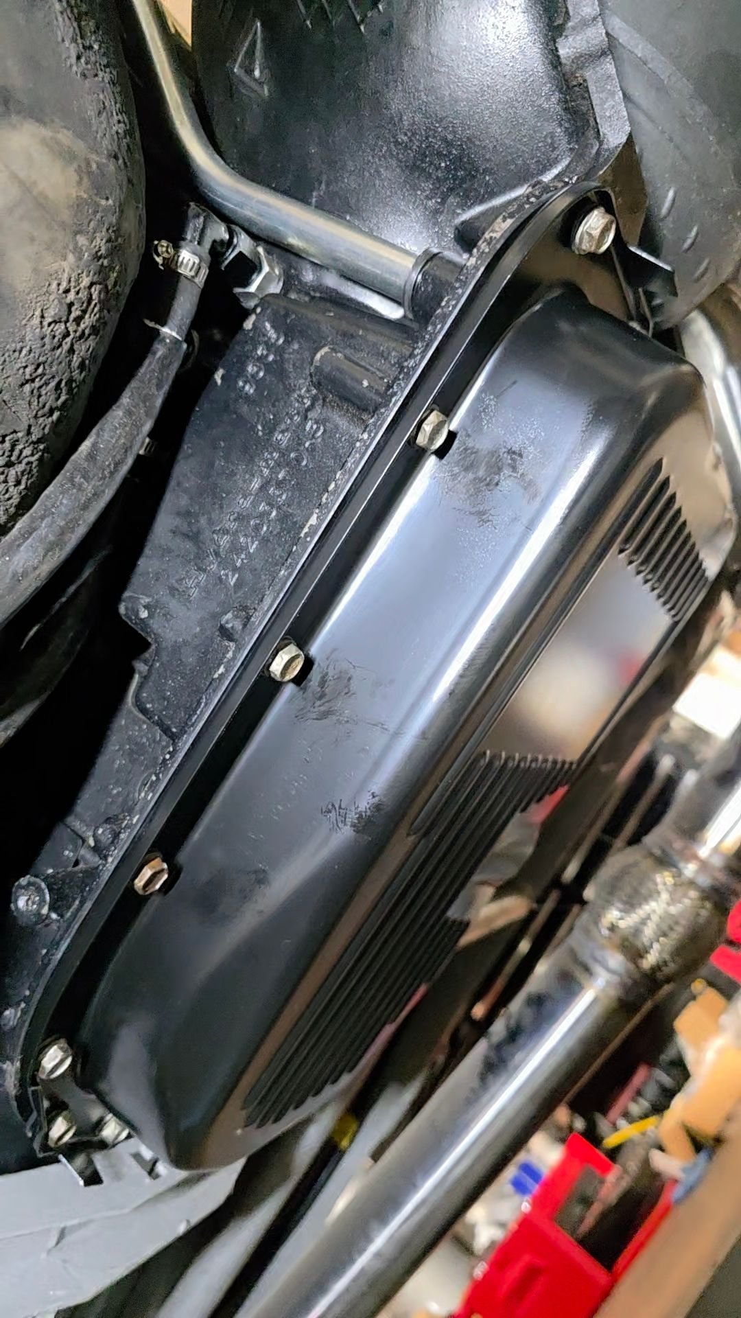 Early model 4L80E pan with a drain. 