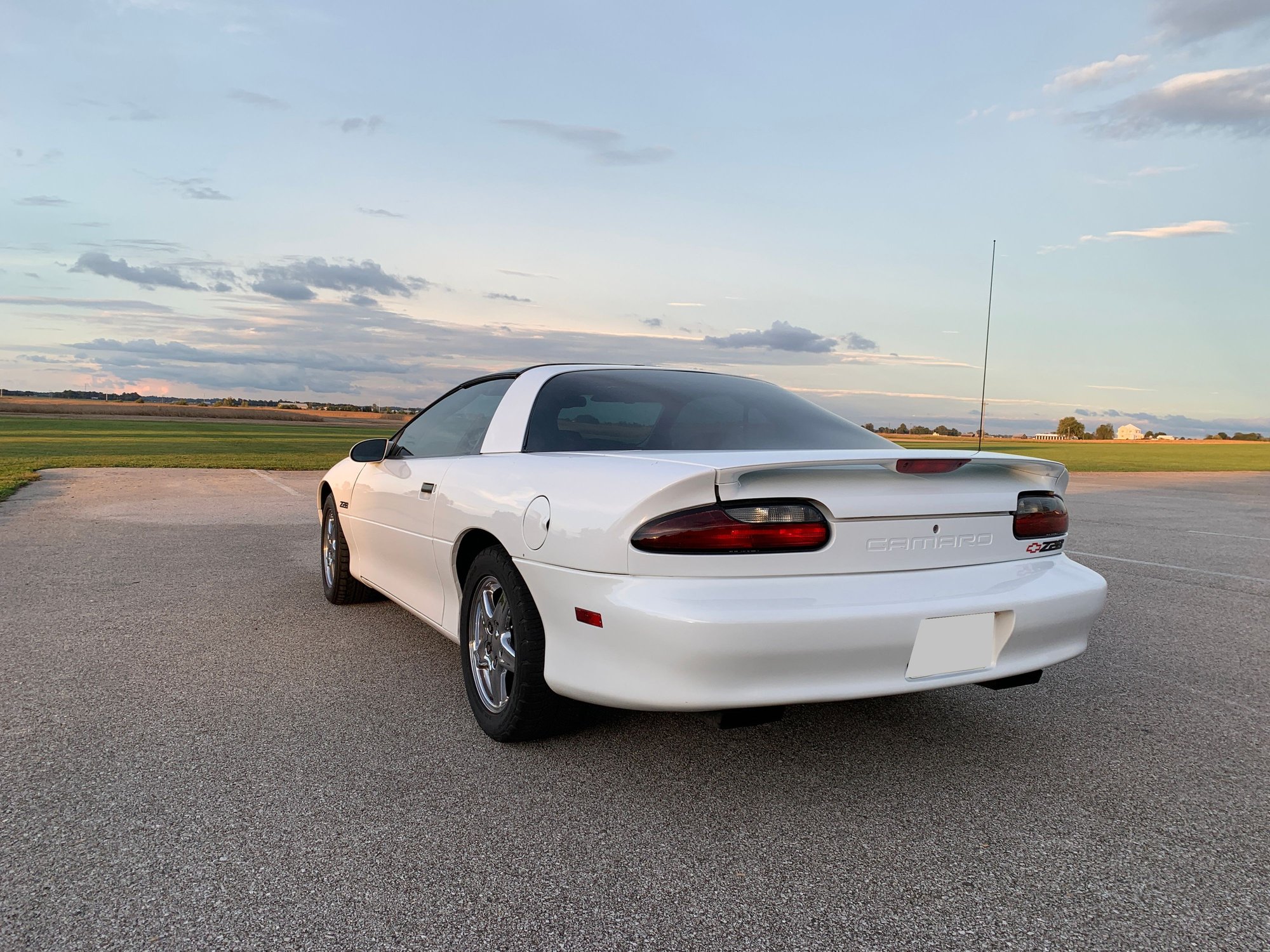 1995 Chevrolet Camaro - 1995 Chevrolet Camaro Z28, white, automatic, t-tops - Used - VIN 2G1FP22P7S2170734 - 348,000 Miles - 8 cyl - 2WD - Automatic - Hatchback - White - Owensboro, KY 42301, United States
