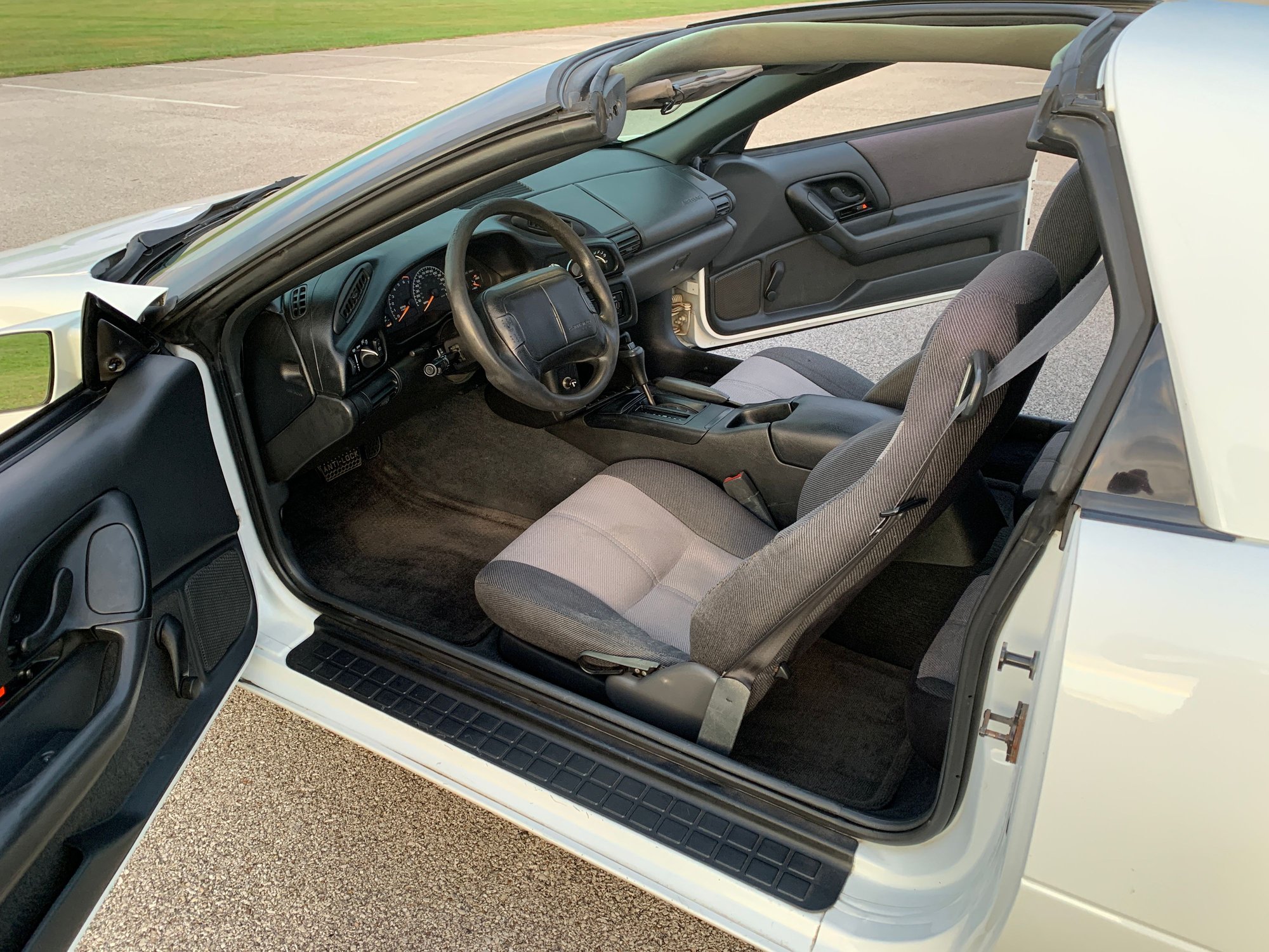 1995 Chevrolet Camaro - 1995 Chevrolet Camaro Z28, white, automatic, t-tops - Used - VIN 2G1FP22P7S2170734 - 348,000 Miles - 8 cyl - 2WD - Automatic - Hatchback - White - Owensboro, KY 42301, United States