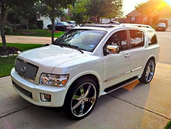 08 infiniti qx56............ rolling on 26's
