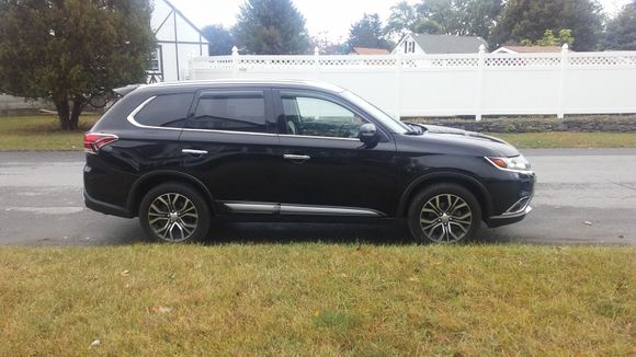 This is a SE model with chrome trim and silver roof rails added.