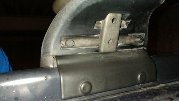 Driver side roof rack from Thule. Two visible bolts can be used as a holder for roof antenna.