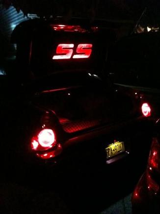 Lit trunk lid mat