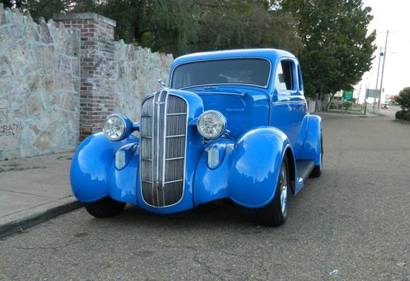 Sitting in front of Graceland, waiting on the King..
