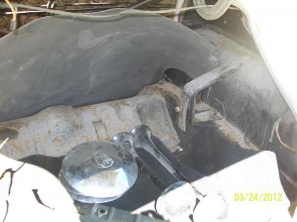parts in trunk: 4 hub caps plus 1 extra, both horns short, and long one with mount.