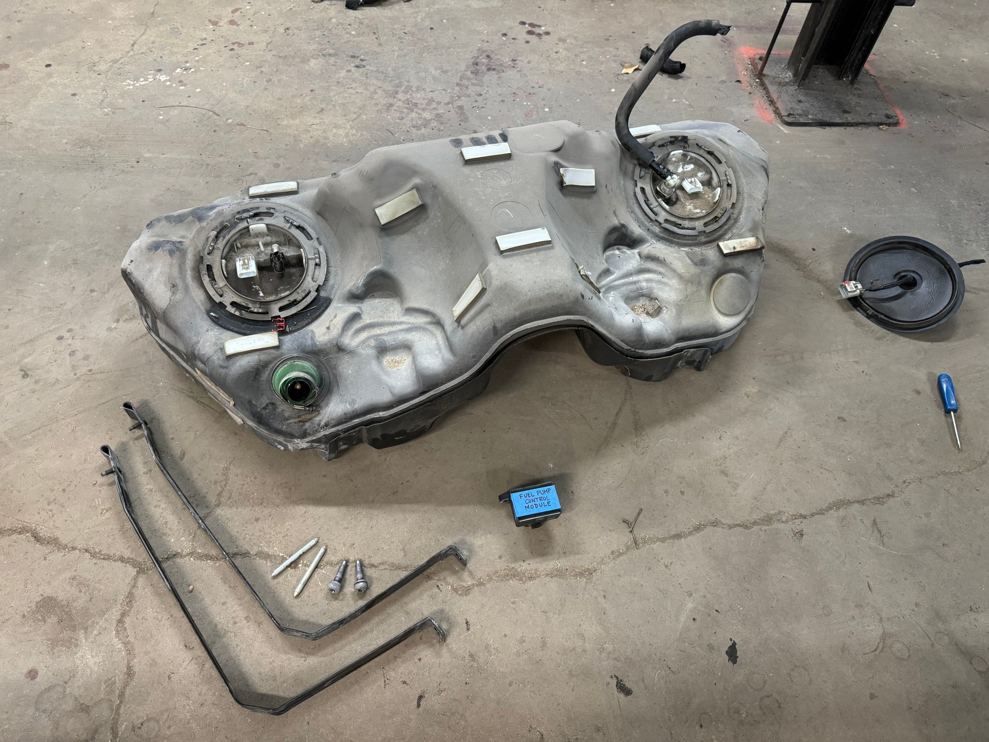 Engine - Intake/Fuel - 2018 Mustang GT Fuel Tank with Pumps, Evap, Filler Neck, and Fuel Control Module - Used - 2018 to 2023 Ford Mustang - Biloxi, MS 39532, United States