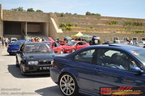 sitting in the que to get on track at ascari last yr 

10-06-10