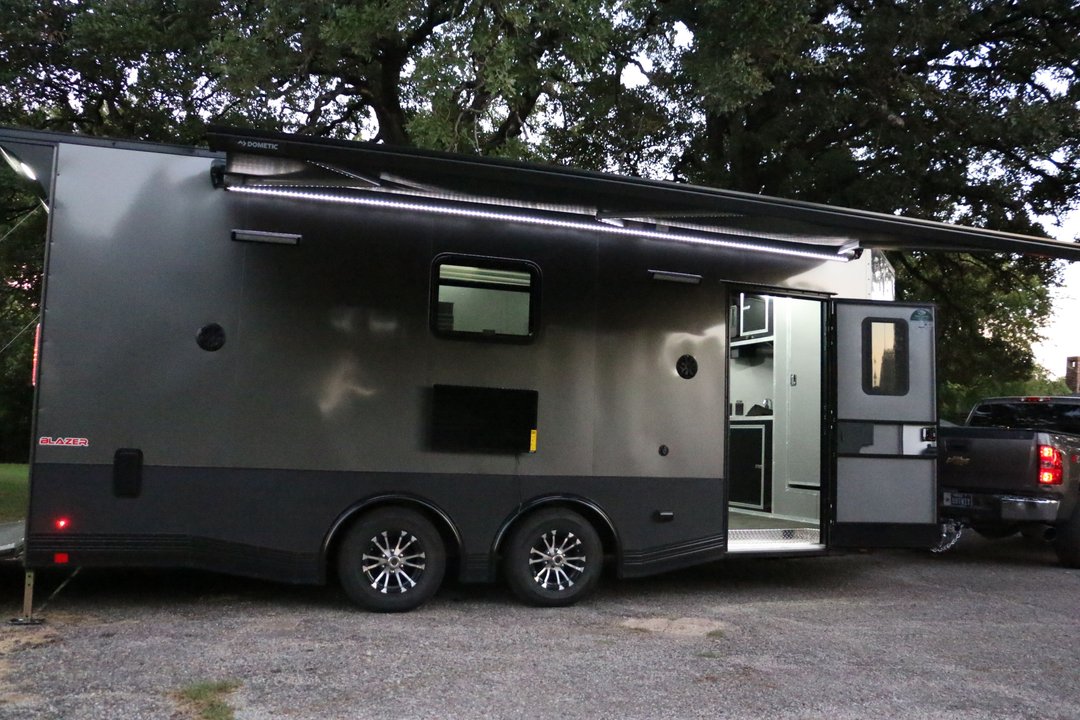 20FT ENCLOSED TRAILER WITH LIVING QUARTERS for Sale in FORT WORTH, TX