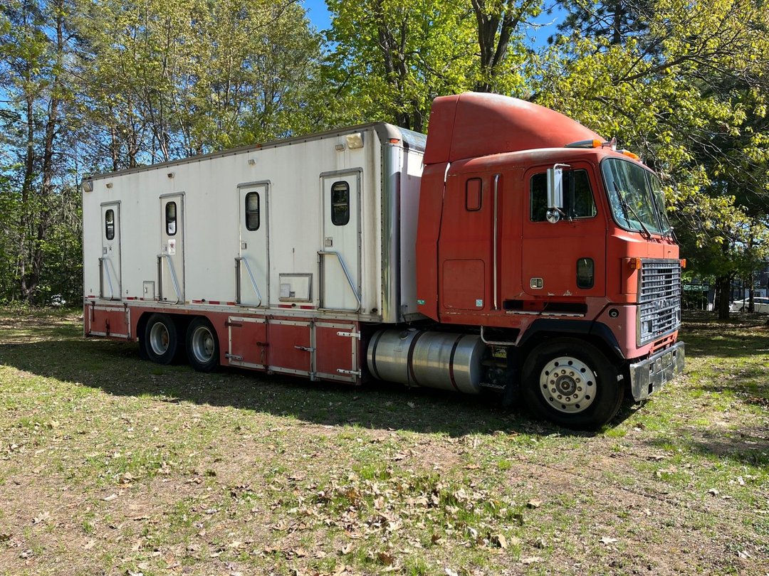 Mack cabover honeywagon camper toterhome for Sale in joliette, quebec RacingJunk